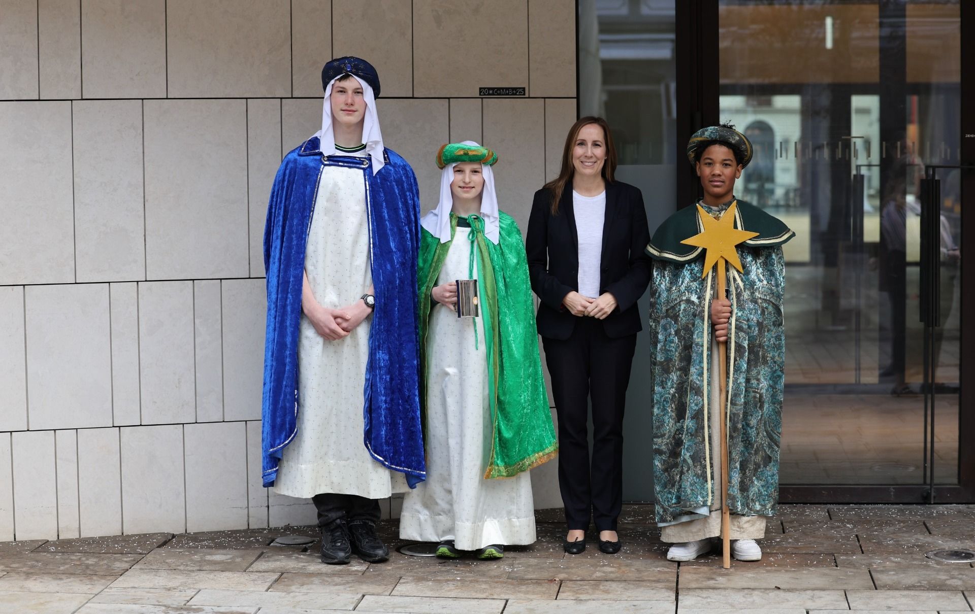 Landtagspräsidentin Astrid Wallmann gemeinsam mit den Sternsingern aus der Pfarrei St. Elisabeth aus Kassel. Diese vertraten das Bistum Fulda in Wiesbaden. Foto: Hessischer Landtag/Kanzlei 
