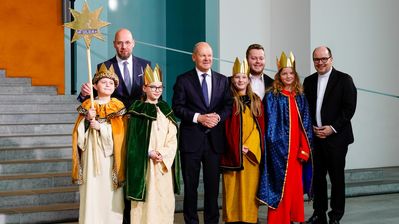 Bundeskanzler Olaf Scholz hat am Dienstag Sternsinger aus allen 27 deutschen Bistümern empfangen. Für das Bistum Fulda war eine Gruppe aus Schlüchtern in Berlin. Zum Gruppenfoto mit dem Kanzler stellten sie sich gemeinsam mit Pfarrer Dirk Bingener, Präsident des Kindermissionswerks „Die Sternsinger“ und Domvikar Stefan Ottersbach, Bundespräses des Bundes der Deutschen Katholischen Jugend (BDKJ), im Bundeskanzleramt auf. Foto: Friedrich Stark / Kindermissionswerk   