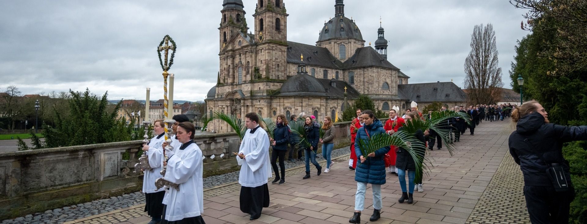 Mit dem traditionellen Palmsonntagsgottesdienst wurde in Fulda die Karwoche oder auch Heilige Woche eröffnet, in der die Kirche des Leidens und Sterbens und an Ostern dann der Auferstehung Christi gedenkt. 