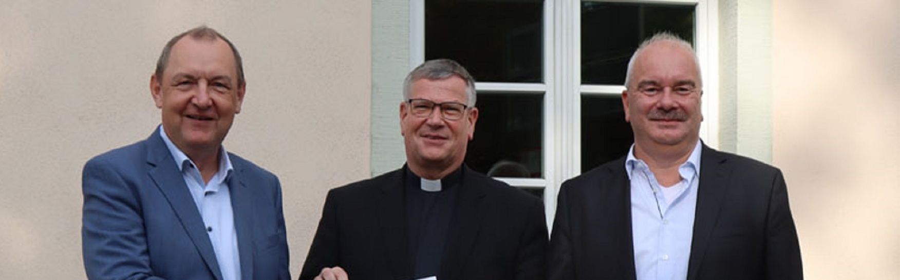 Generalvikar Prälat Christof Steinert (m.) übergab die Spende aus seiner Geburtstagssammlung an Diözesan-Caritasdirektor Dr. Markus Juch (r.) und Vorstandsmitglied Ansgar Erb (l.)