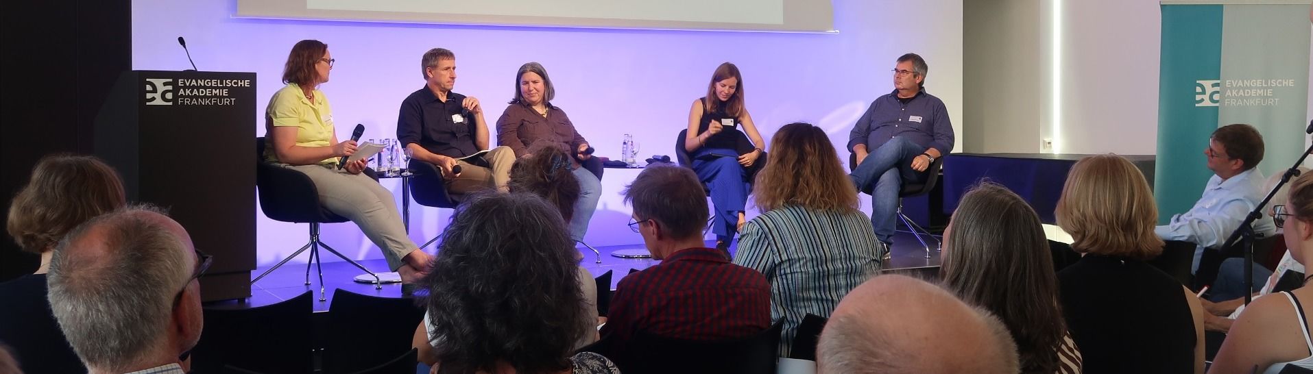 Die Arbeitsgemeinschaft der Landeskirchen und hessischen Bistümer diskutiert in der Evangelischen Akademie in Frankfurt über den ökologischen Handabdruck und die Rolle der Kirchen in der nachhaltigen Entwicklung