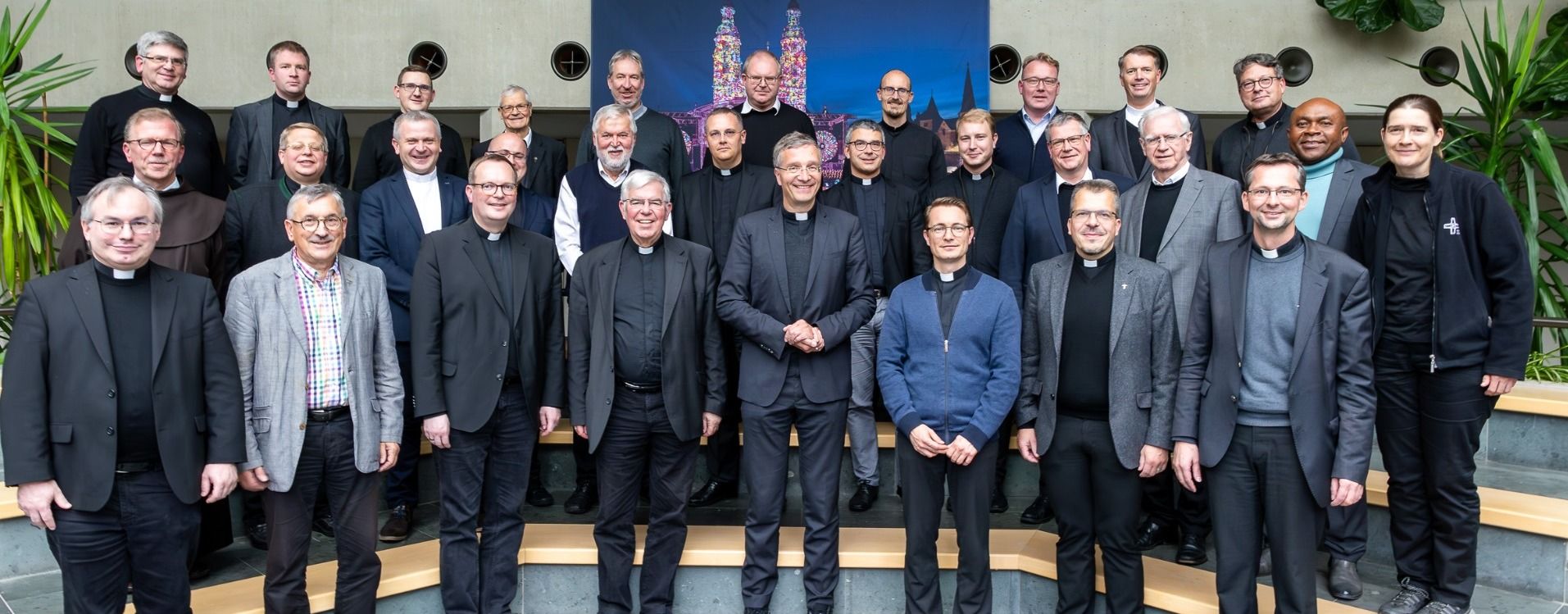 Der neu gewählte Priesterrat des Bistums Fulda während seiner konstituierenden Sitzung im Bonifatiushaus. Mit dabei auch Sr. DDr. Igna Kramp CJ, Geistliche Prozessbegleiterin. Foto: Bistum Fulda/Burkhard Beintken