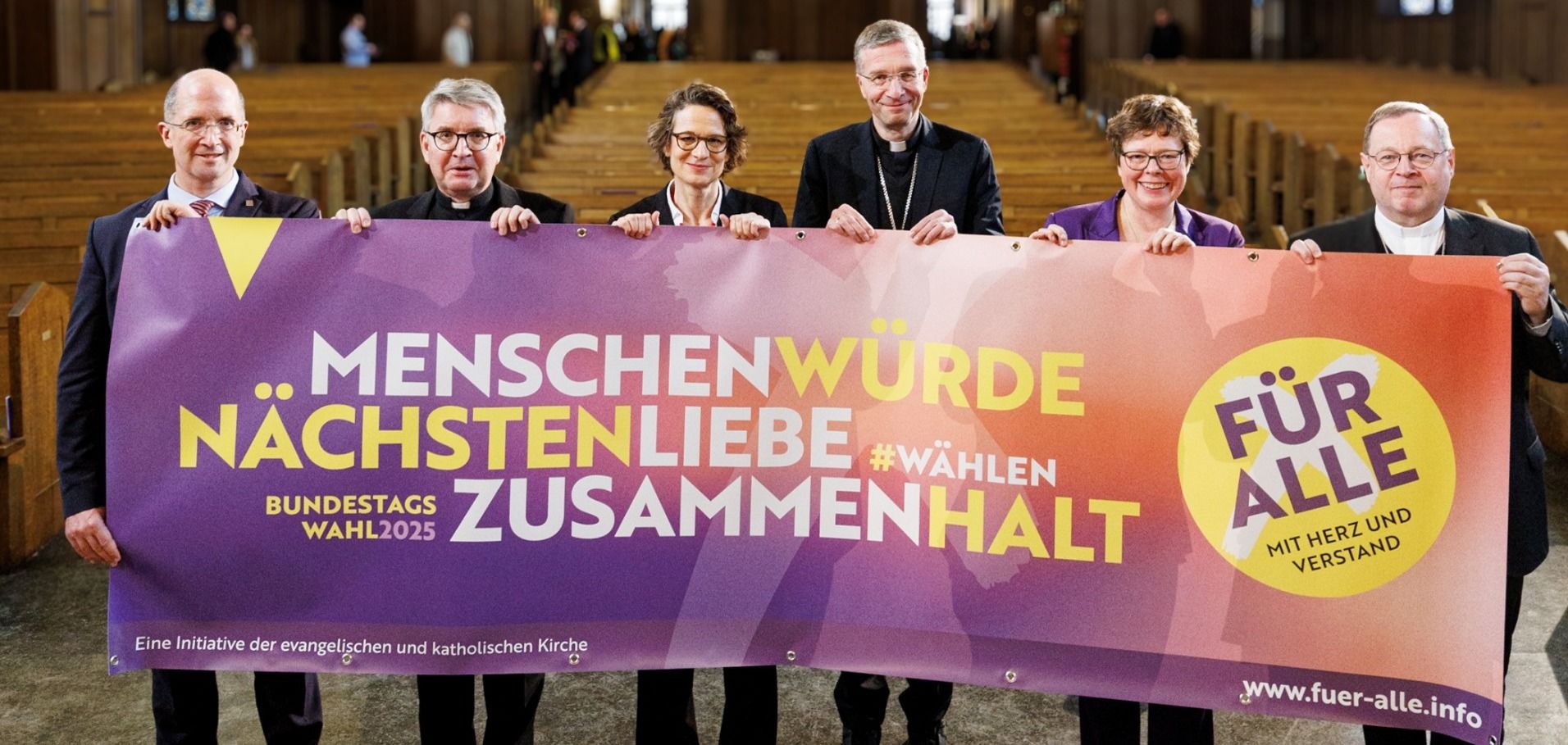 Die Leitungen der Kirchen in Hessen rufen gemeinsam zur Teilnahme an der Bundestagswahl auf (v. l.):  Dr. Thorsten Latzel (Präses der Evangelischen Kirche im Rheinland), Bischof Prof. Dr. Peter Kohlgraf (Bistum Mainz), Prof. Dr. Christiane Tietz (Kirchenpräsidentin der Evangelischen Kirche in Hessen und Nassau), Bischof Dr. Michael Gerber (Bistum Fulda), Bischöfin Prof. Dr. Beate Hofmann (Evangelische Kirche von Kurhessen-Waldeck) und Bischof Dr. Georg Bätzing (Bistum Limburg).
