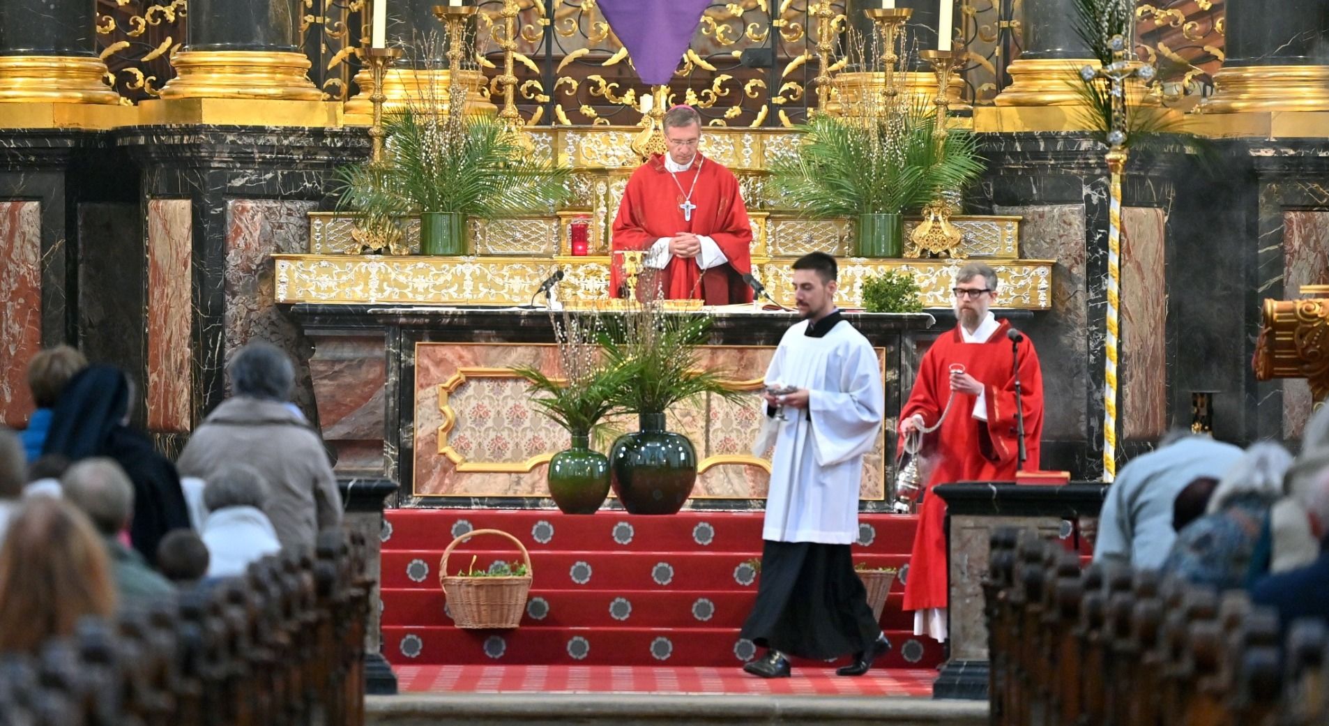 Mit dem Festgottesdienst am Palmsonntag feierte Bischof Dr. Michael Gerber in der Michaelskirche den Beginn der Heiligen Woche. Foto: Bistum Fulda / Dr. Arnulf Müller