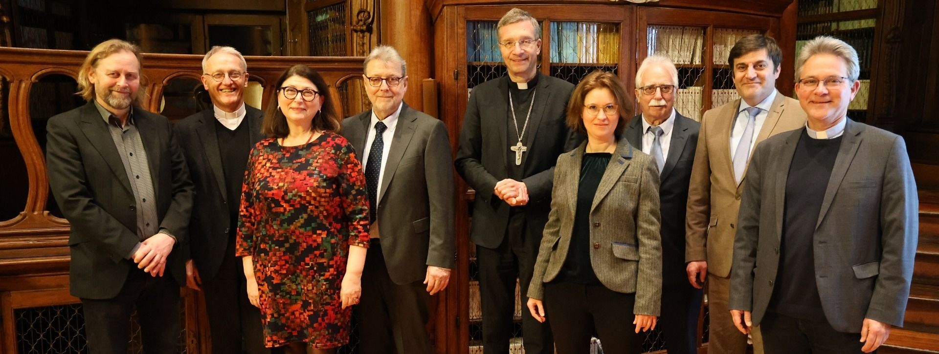 Gruppenbild mit Bischof Dr. Michael Gerber, Rektor Prof. Dr. Cornelius Roth, Bibliothekdirektorin Dr. Alessandra Sorbello Staub, Institutsleiter Dr. Gereon Becht-Jördens, dem Festredner Prof. Dr. Klaus Gereon Beuckers sowie den alten und neuen Mitgliedern des wissenschaftlichen Beirates (Prof. Dr. Christine Kleinjung, Prof. Dr. Marc-Aeilko Aris, PD Dr. Francesco Roberg und Dr. Berthold Jäger).