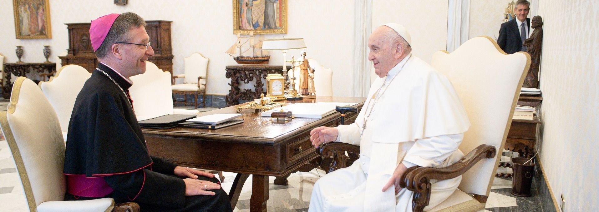 Im Dialog: Bischof Gerber bei Papst Franziskus / Foto: Vatican Media 