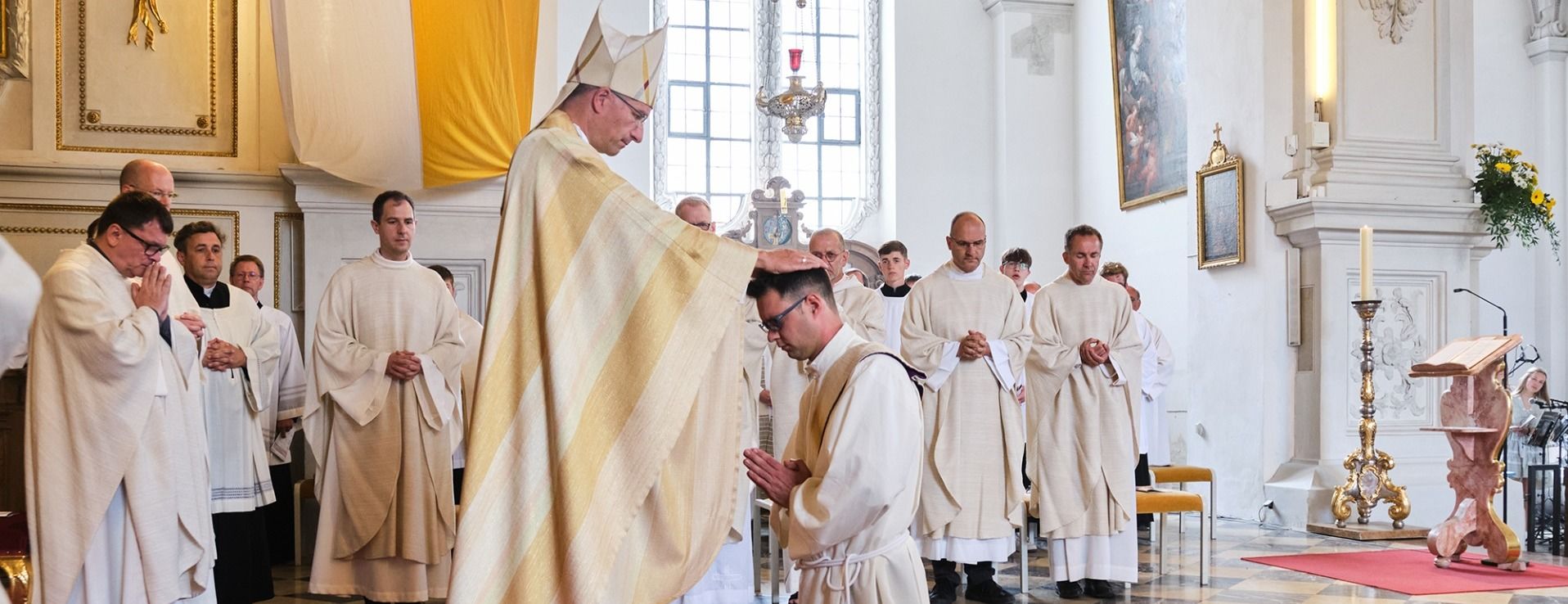 Bischof Gerber weiht Josua Schwab SDB zum Priester. Foto: SDB/Katharina Reichvilser