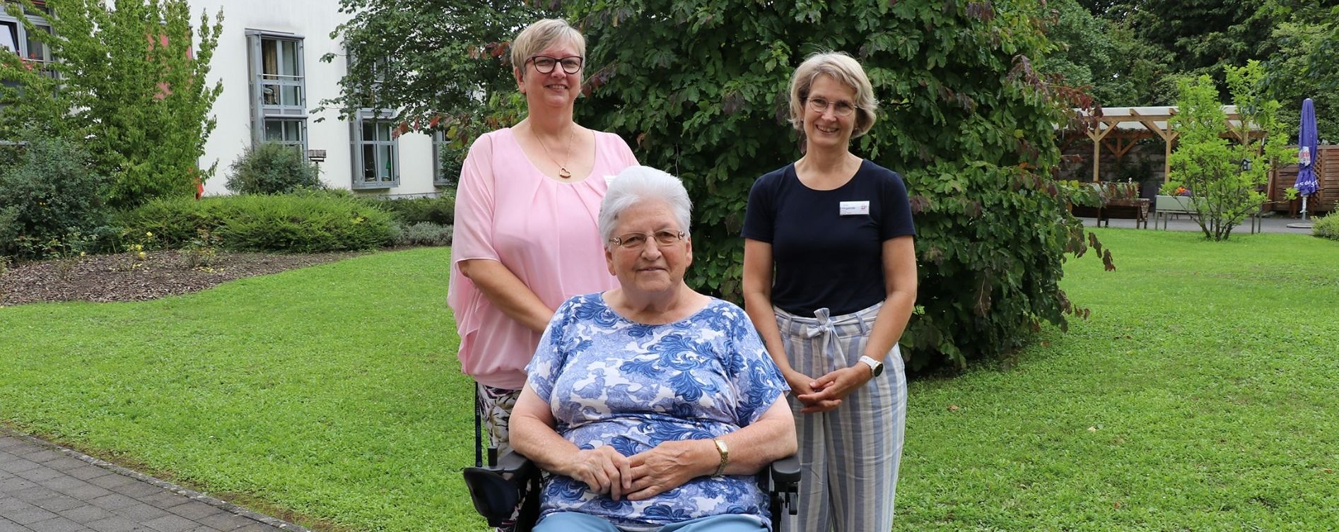 Sie begleitet Senioren in ihrem letzten Lebensabschnitt – für Michaela Wagner (links im Bild) gleicht das einer Berufung. Außerdem zu sehen sind Mechthild Schreiber (vorne) und Ulrike Klingelhöfer (rechts), Leitung Sozialer Dienst. 