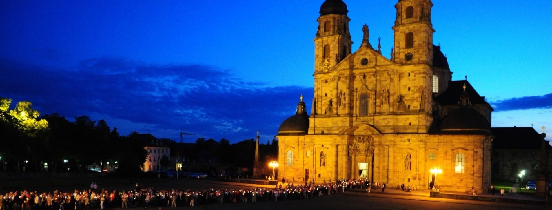 Kirchlicher Feiertag: Mariä Himmelfahrt, Pontifikalamt im Fuldaer Dom, Segnung der Kräuter und traditionelle Lichterprozession