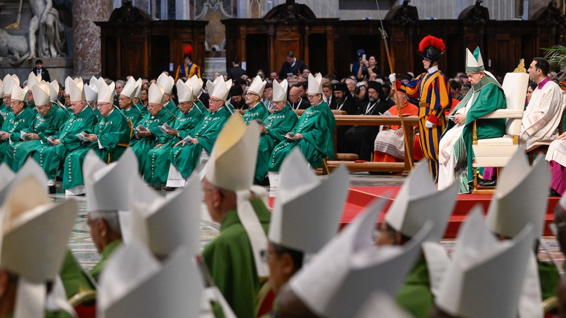 Papst Franziskus (r.), Bischöfe und Kardinäle, beim Gottesdienst zum Abschluss der Weltsynode am 29. Oktober 2023 im Petersdom im Vatikan. Foto: KNA 