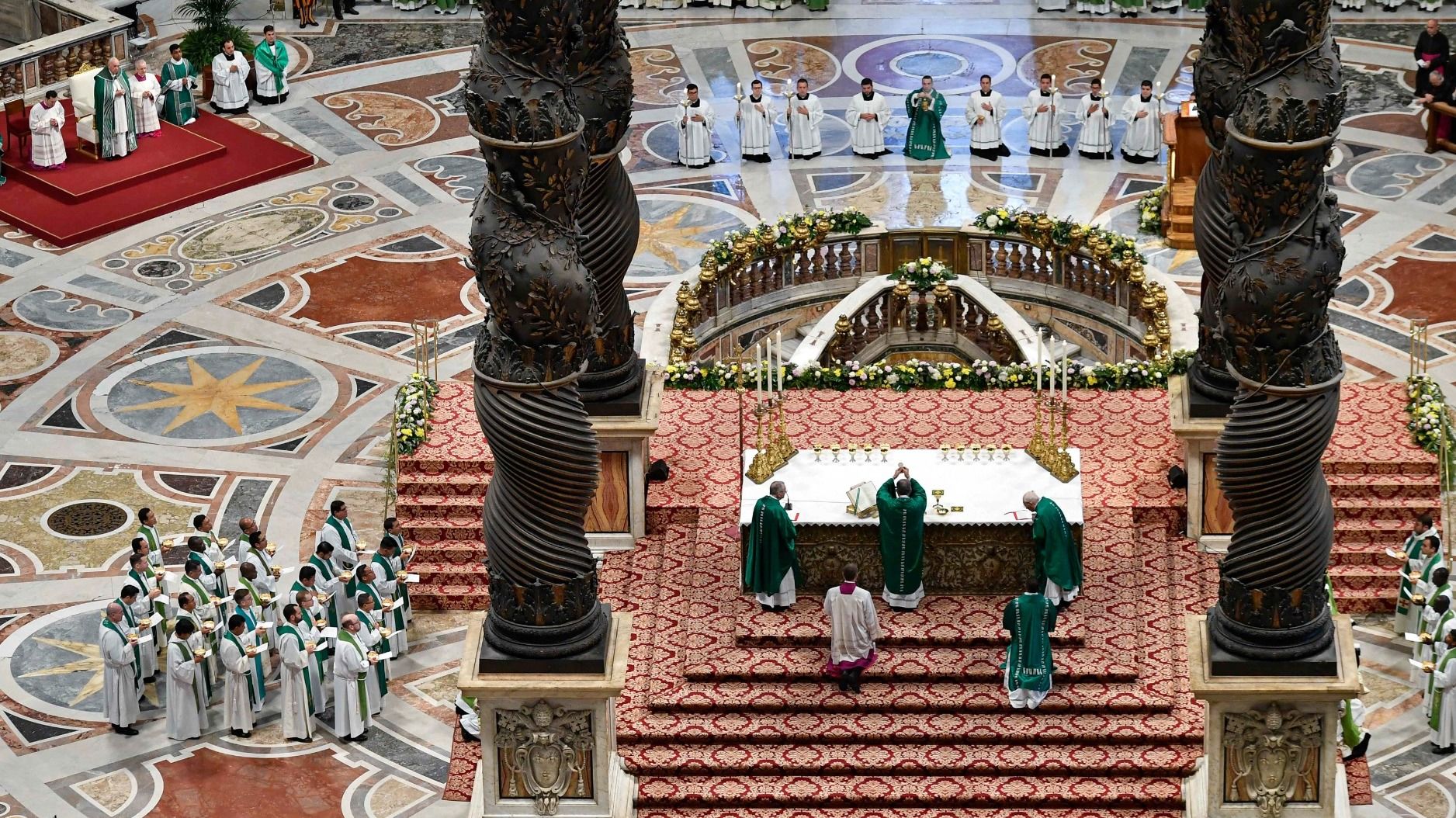 Papst Franziskus (oben l.) beim Gottesdienst zum Abschluss der Weltsynode am 29. Oktober 2023 im Petersdom im Vatikan. Foto: KNA 