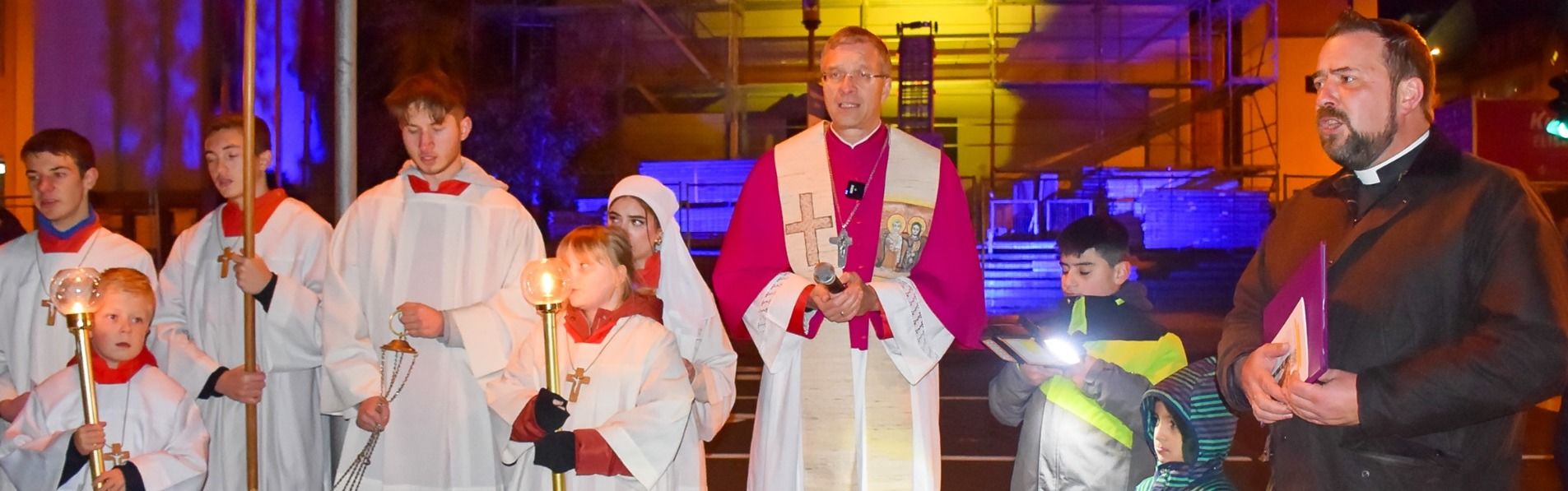 Bischof Dr. Michael Gerber (Mitte) war am Freitag zum Elisabethtag nach Kassel gekommen. Der Abend begann mit einer Statio vor der Elisabethkirche.