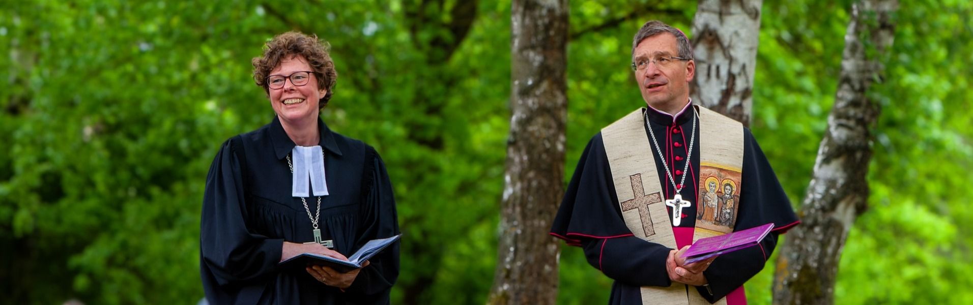 Bischöfin Hofmann und Bischof Gerber predigen am 26. Mai auf der Bühne am Fritzlarer Dom. Foto: Bistum Fulda / Burkhard Beintken