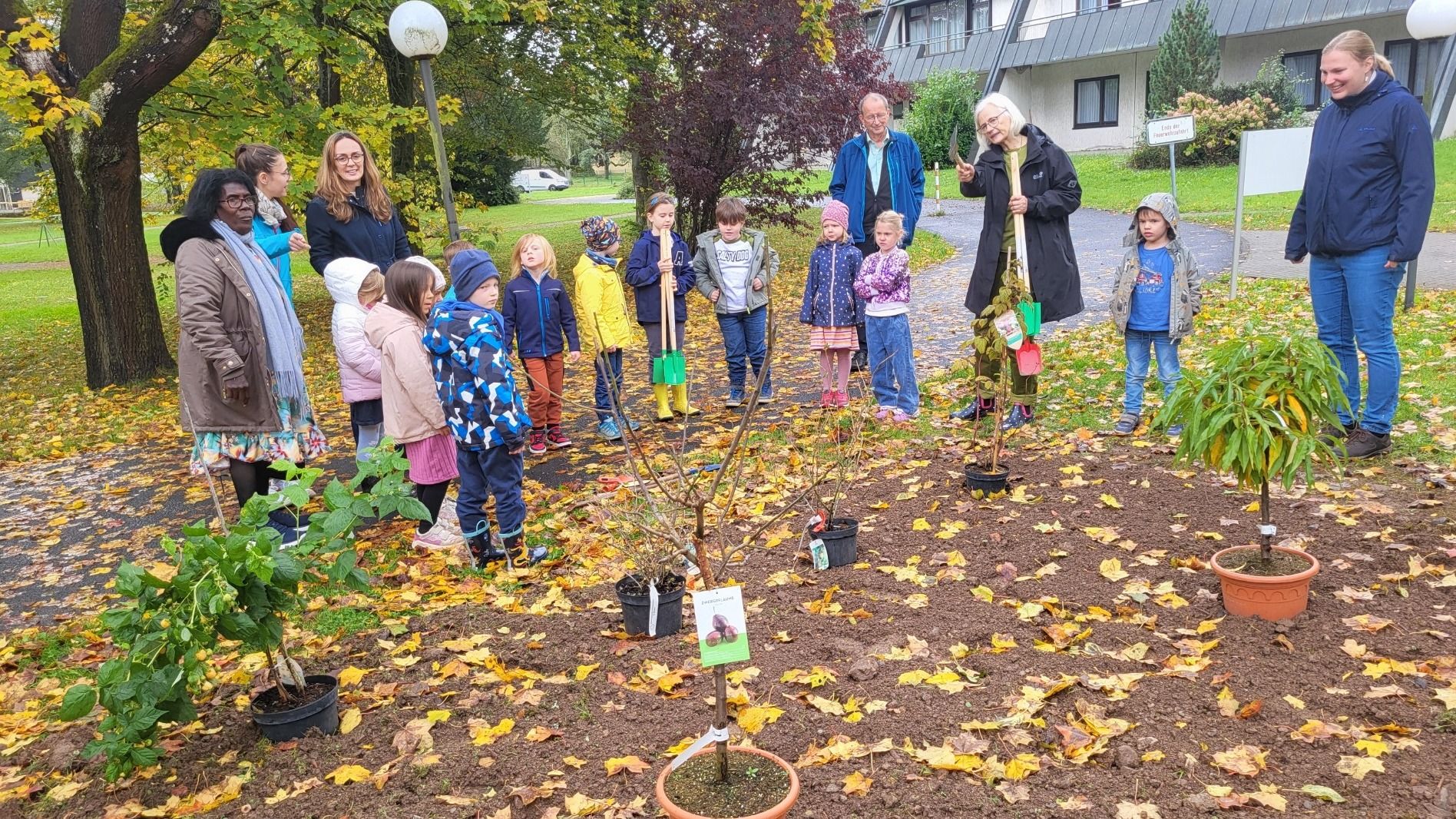 Kleine und Große vereint bei der Baumpflanzaktion der Katholischen Familienbildungsstätte Fulda.  Foto: Bistum Fulda/Bertram Lenz