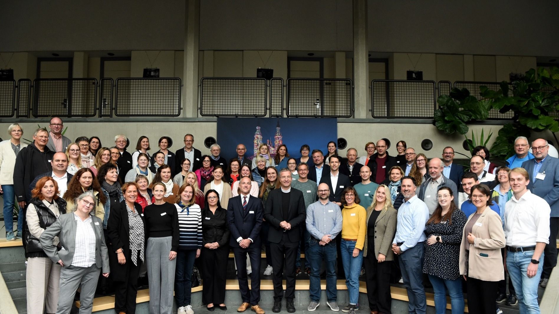 Gruppenbild mit allen Teilnehmenden des Reli-Tages im Bonifatiushaus Fulda und Bischof Dr. Michael Gerber. Foto: Bistum Fulda/Marzena Seidel.