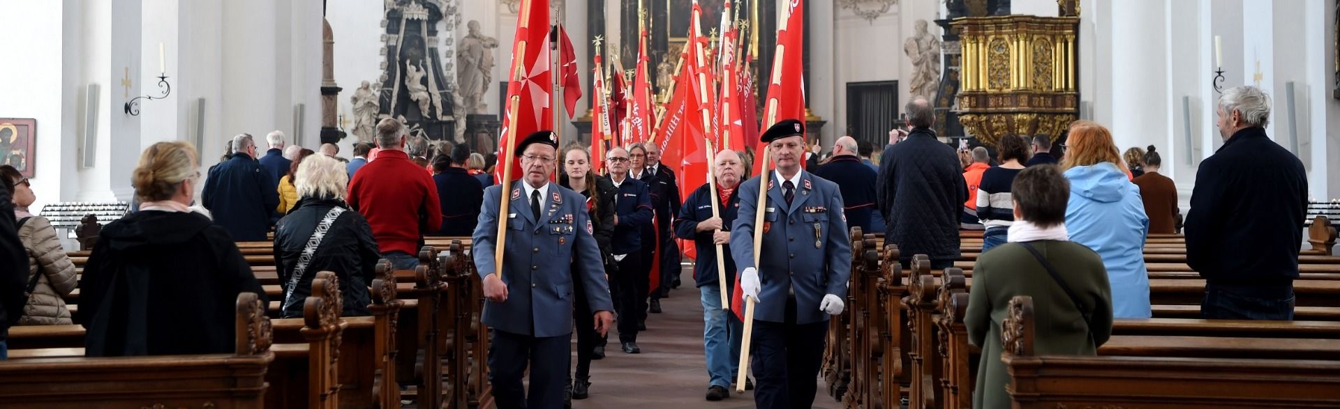Dutzende Banner beim Einzug in den Dom.
