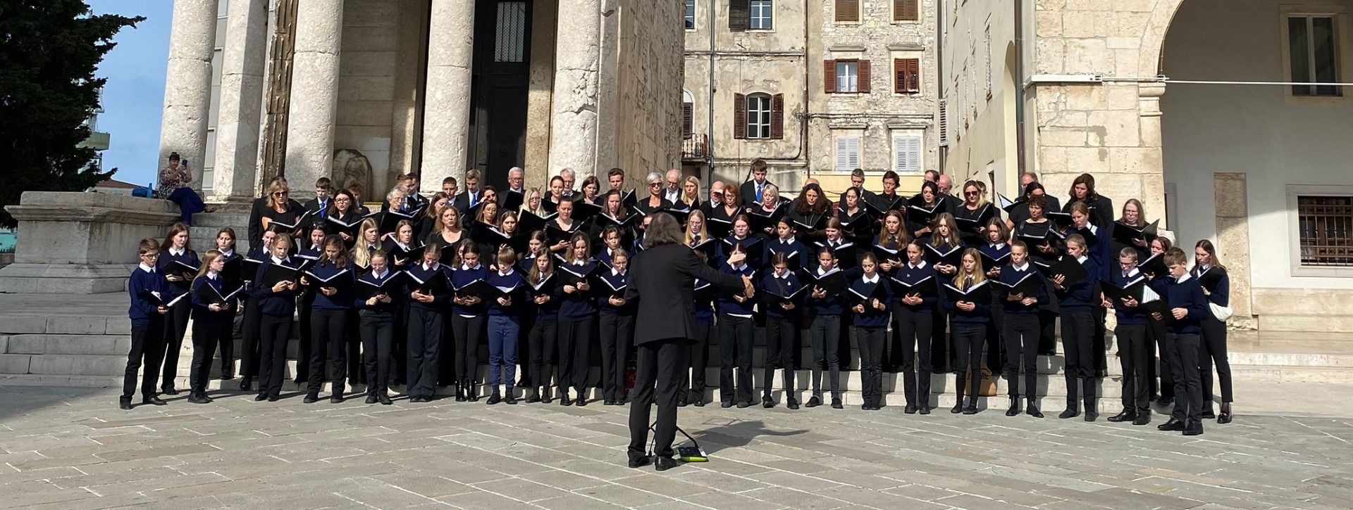 Der Domchor und der Jugendkathedralchor Fulda haben während ihrer Reise nach Kroatien auch ein Platzkonzert vor dem Augustustempel in Pula gegeben. Foto: Bistum Fulda/Chormanagement