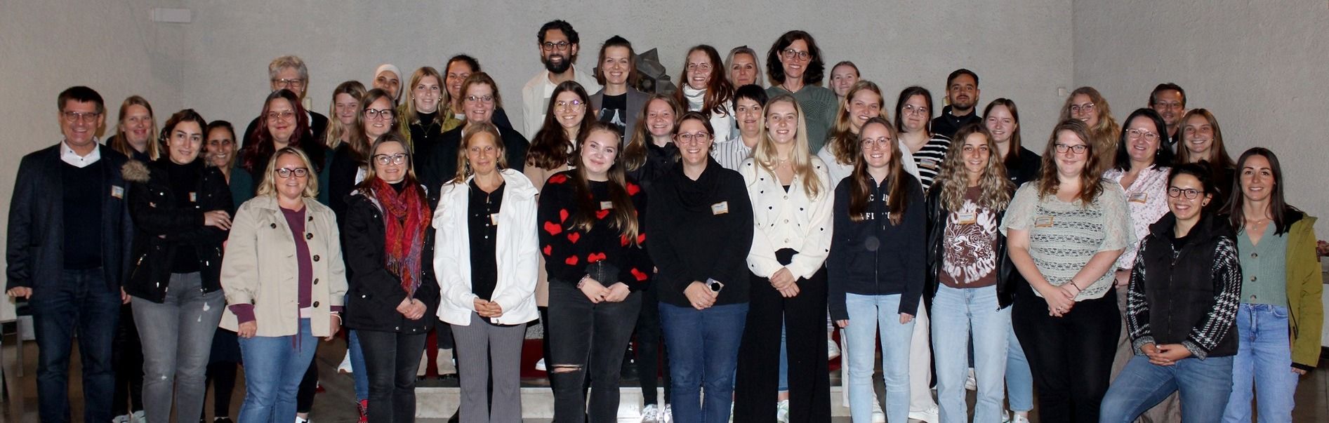 Abteilungsleiter Sebastian Pilz (l.) begrüßte die Teilnehmerinnen und Teilnehmer des Willkommenstages für neue pädagogische Fachkräfte in den katholischen Kindertageseinrichtungen. Foto: Bistum Fulda 