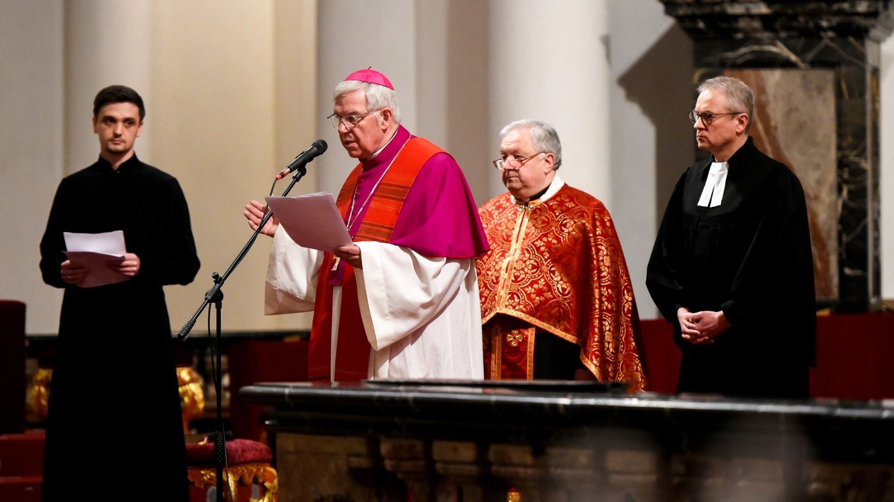 Weihbischof Prof. Dr. Karlheinz Diez begrüßte die vielen Besucher des Wortgottesdienstes. Rechts Dekan Dr. Thorsten Waap, daneben Pfarrer Ivan Hnativ und Pastoralassistent Ivan Kolodii.