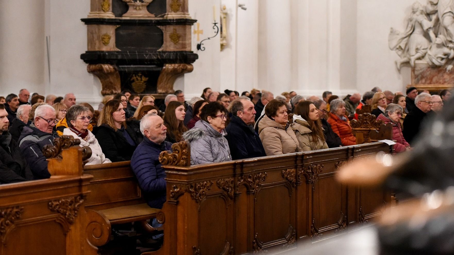 Sehr viele Menschen, darunter zahlreiche Geflüchtete aus der Ukraine, beteten am Montag im Fuldaer Dom gemeinsam für den Frieden.