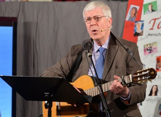 Er ist bekannt als „singender Pfarrer“: Friedhelm Dauner feiert am 26. Februar seinen 80. Geburtstag.