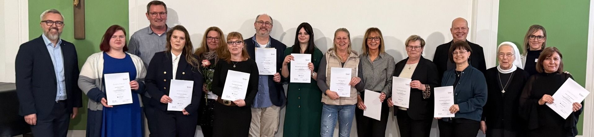 Die erfolgreichen Absolventinnen und Absolventen der Weiterbildung zur Fachkraft für Palliative Versorgung bei der Feier an der Katholischen Akademie Fulda.