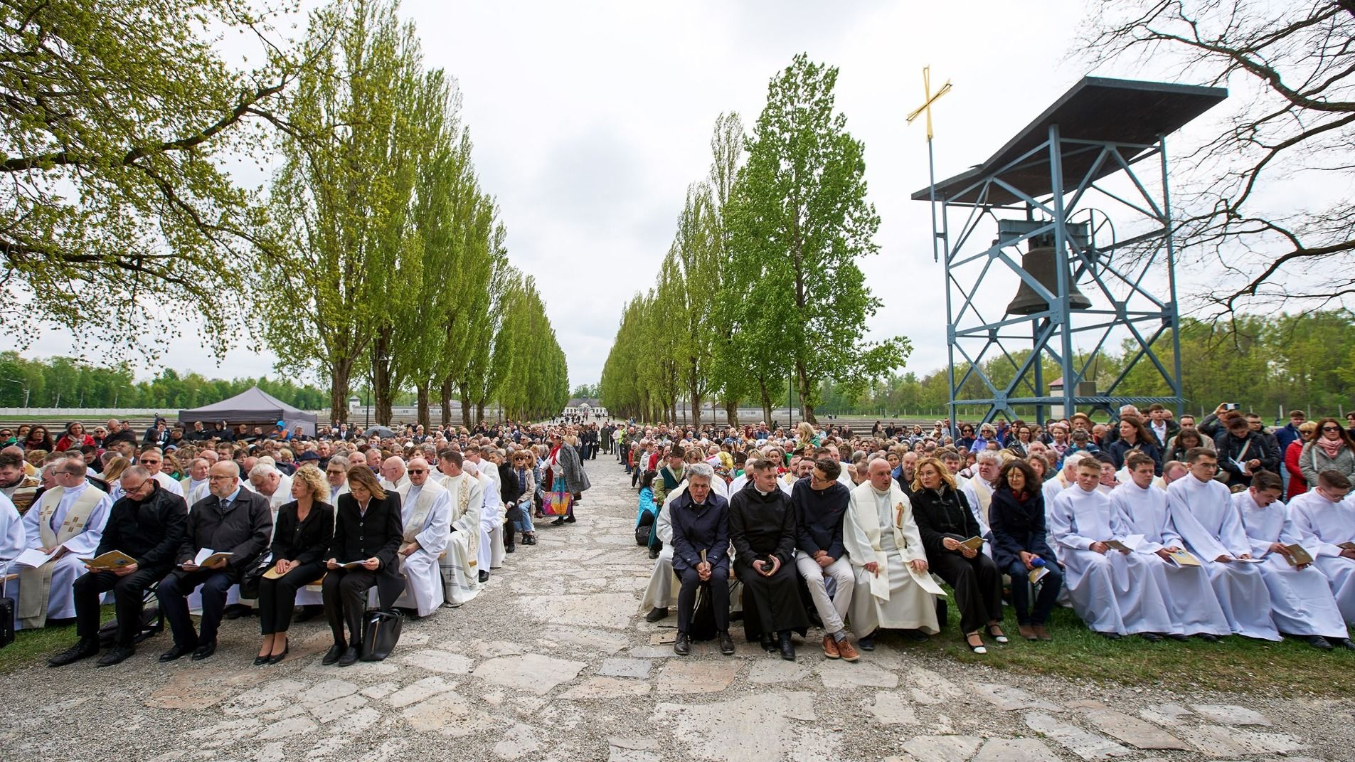 Rund 1.400 Gläubige und Gäste nahmen an der Gedenkfeier in Dachau teil, um des 80. Jahrestages der Befreiung des Konzentrationslagers zu gedenken. Die Veranstaltung wurde von der Deutschen Bischofskonferenz, dem Erzbistum München und Freising sowie der Polnischen Bischofskonferenz organisiert. Foto: EOM / Andreas Pollok