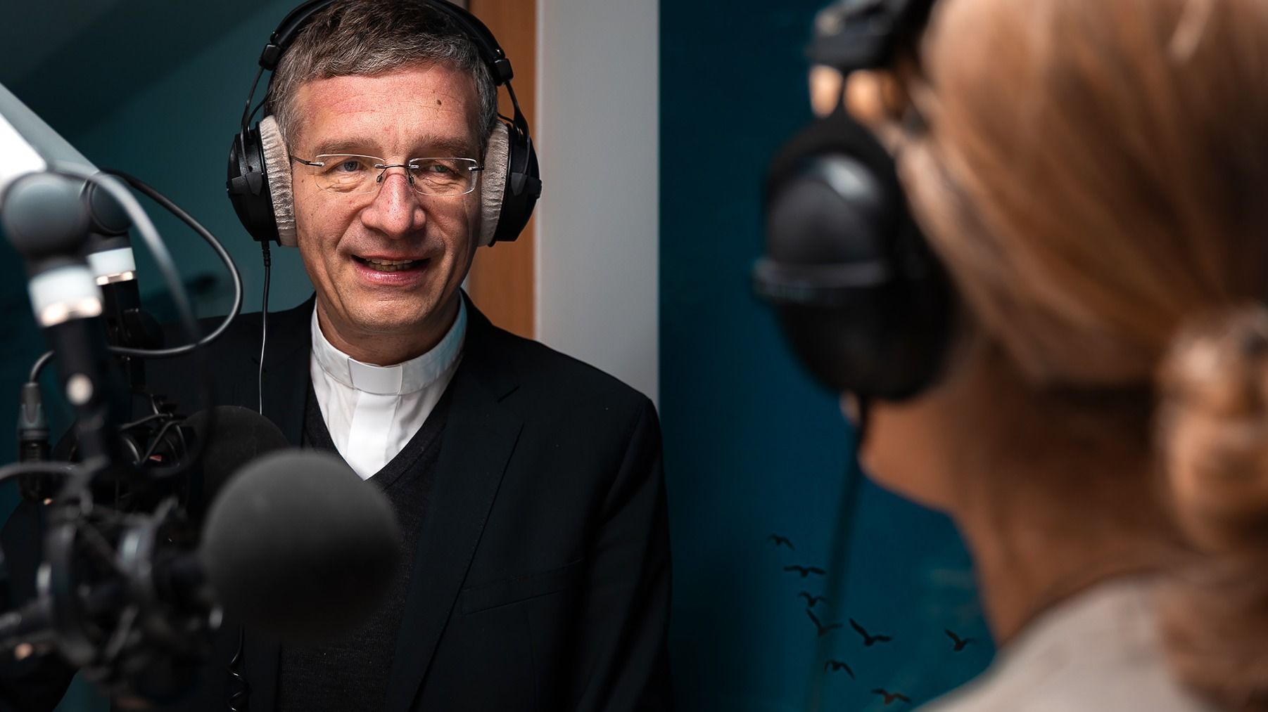 Bischof Dr. Michael Gerber im Studio: In der aktuellen Folge des Bistums-Podcasts spricht er über die bewegende Gedenkfeier in Dachau und die Bedeutung solcher Gedenktage. Foto: Bistum Fulda / Luca Karsai