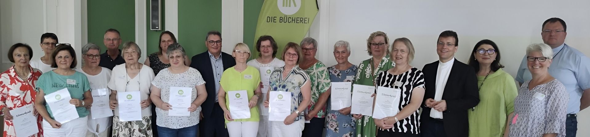 An die teilweise seit vielen Jahren ehrenamtlich engagierten Mitarbeiter in der Katholisch-Öffentlichen Büchereien des Bistums überreichten Generalvikar Dr. Martin Stanke und Bibliotheksdirektorin Dr. Alessandra Sorbello Staub Ehrenurkunden. Zudem gab es Zertifikate für Absolventen des Basis 12-Kurses.