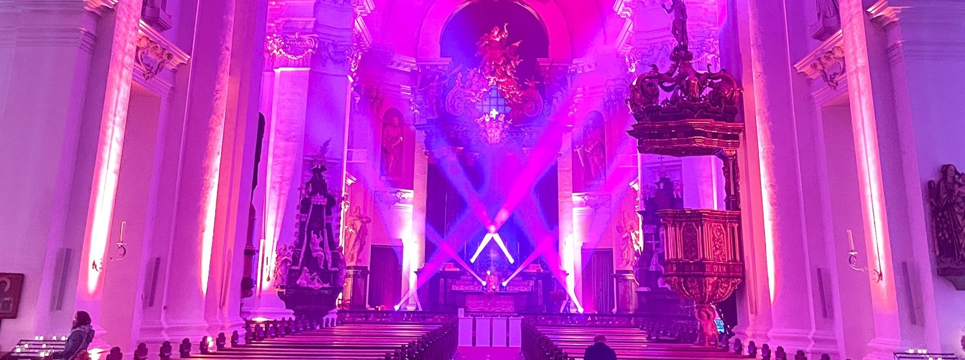 Die besondere Lichtinstallation im Fuldaer Dom lud während der „Nacht der offenen Kirchen“ dazu ein, Herz und Verstand zu nutzen.