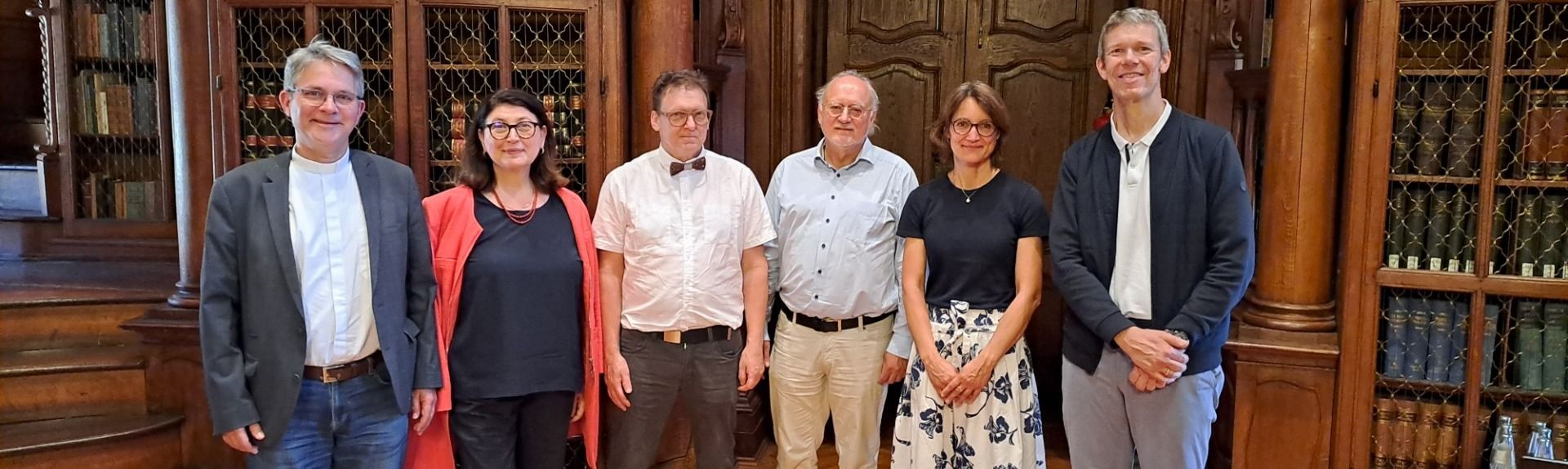 In Kurzvorträgen wurde die wechselvolle Geschichte der Alten Bibliothek beleuchtet. Die Begrüßung der zahlreichen Gäste hatte Professor Dr. Cornelis Roth (links) übernommen, Rektor der Theologischen Fakultät Fulda. Daneben Dr. Alessandra Sorbello Staub, Direktorin der Bibliothek.